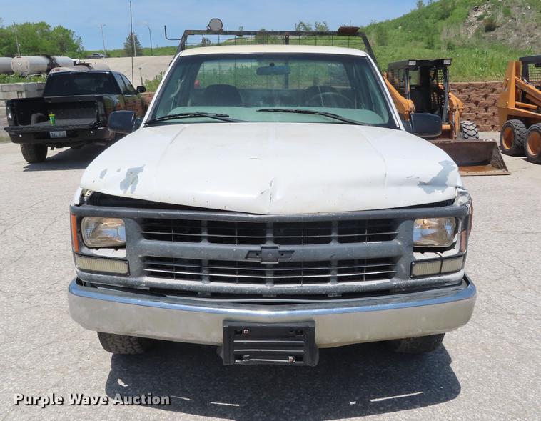 image for item DE3544 2000 Chevrolet C2500 flatbed pickup truck