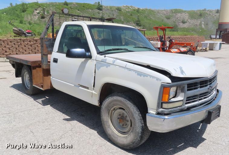 image for item DE3544 2000 Chevrolet C2500 flatbed pickup truck
