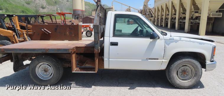 image for item DE3544 2000 Chevrolet C2500 flatbed pickup truck