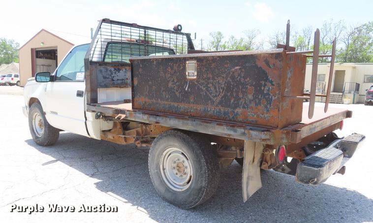 image for item DE3544 2000 Chevrolet C2500 flatbed pickup truck