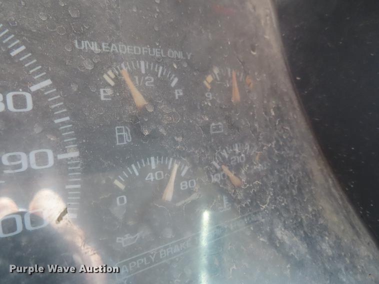 image for item DE3544 2000 Chevrolet C2500 flatbed pickup truck