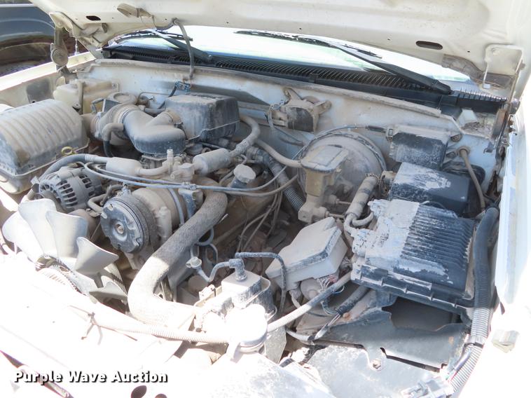 image for item DE3544 2000 Chevrolet C2500 flatbed pickup truck