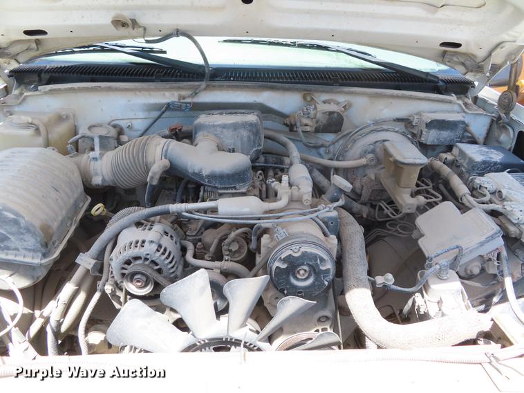 image for item DE3544 2000 Chevrolet C2500 flatbed pickup truck