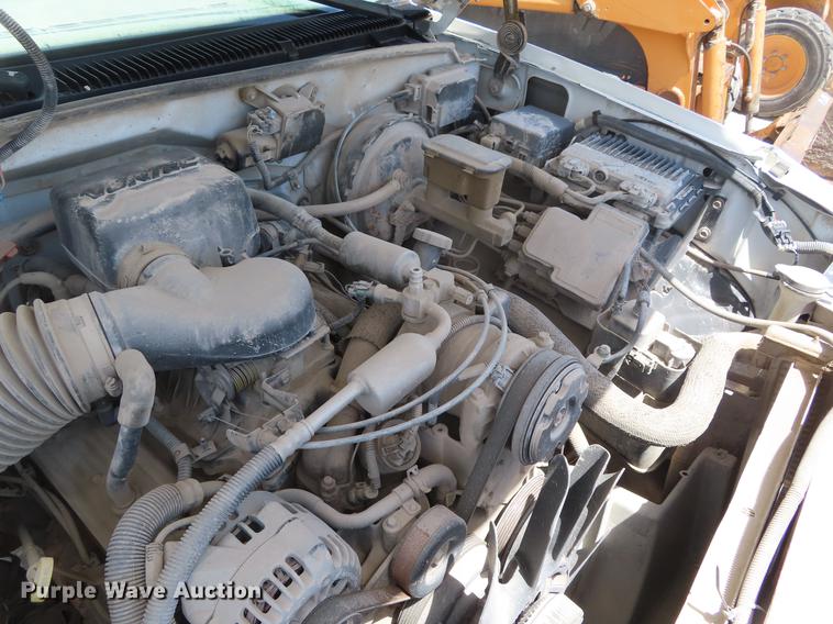 image for item DE3544 2000 Chevrolet C2500 flatbed pickup truck