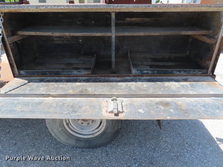 image for item DE3544 2000 Chevrolet C2500 flatbed pickup truck
