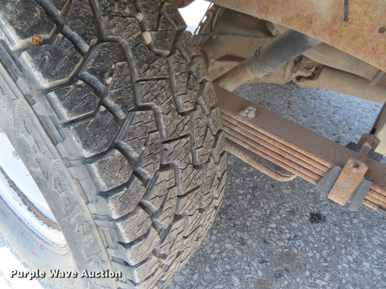 image for item DE3544 2000 Chevrolet C2500 flatbed pickup truck