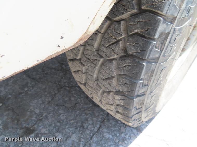 image for item DE3544 2000 Chevrolet C2500 flatbed pickup truck