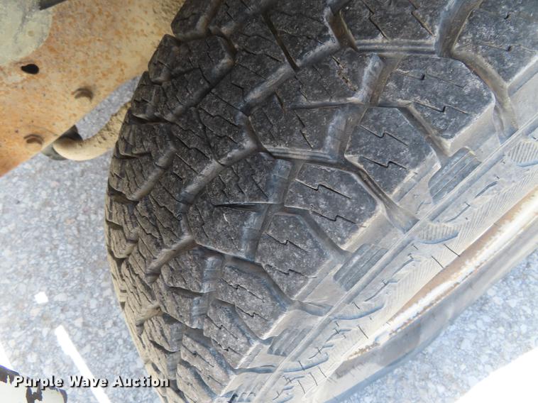 image for item DE3544 2000 Chevrolet C2500 flatbed pickup truck