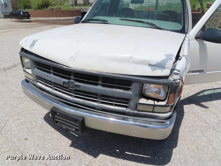 image for item DE3544 2000 Chevrolet C2500 flatbed pickup truck