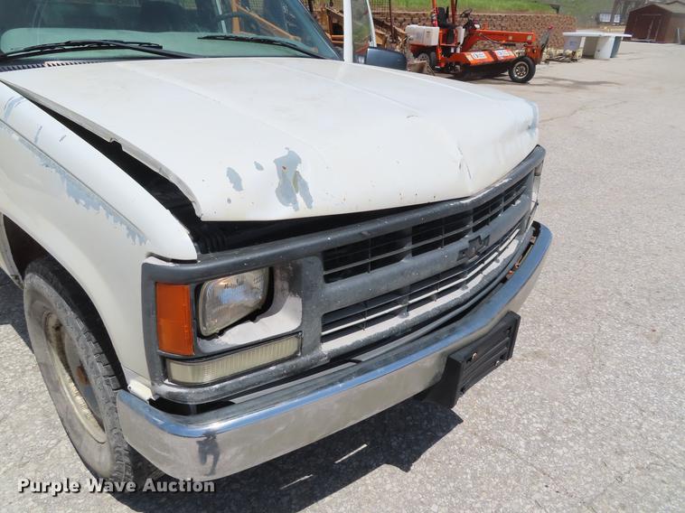 image for item DE3544 2000 Chevrolet C2500 flatbed pickup truck