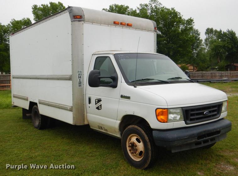image for item DE3955 2006 Ford E350 Super Duty box van