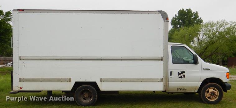 image for item DE3955 2006 Ford E350 Super Duty box van