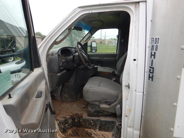 image for item DE3955 2006 Ford E350 Super Duty box van