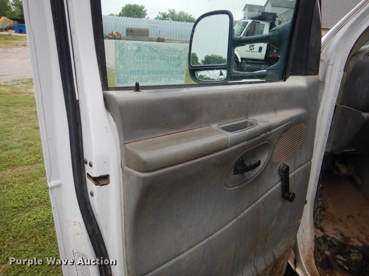 image for item DE3955 2006 Ford E350 Super Duty box van