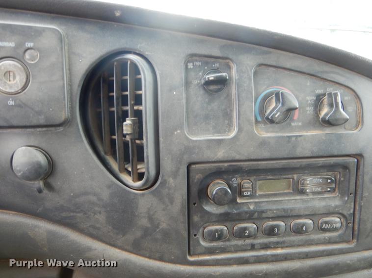image for item DE3955 2006 Ford E350 Super Duty box van