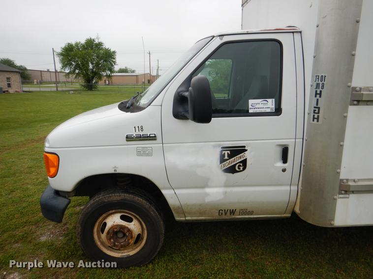 image for item DE3955 2006 Ford E350 Super Duty box van