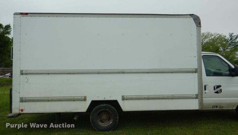 image for item DE3955 2006 Ford E350 Super Duty box van