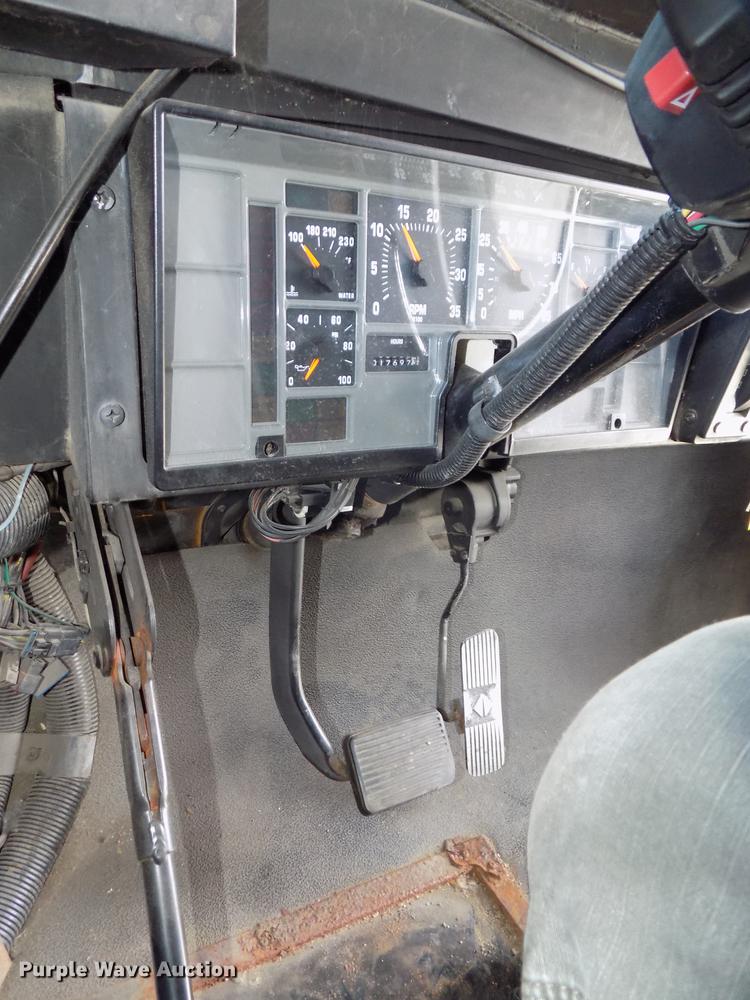 image for item DE7682 1997 International 3800 school bus