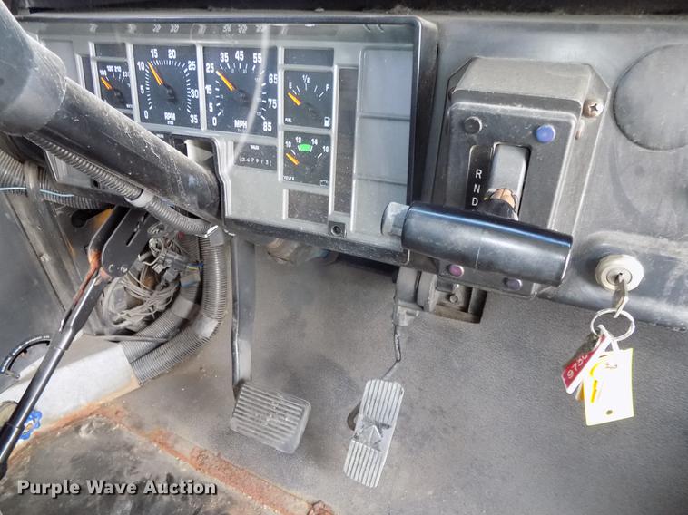 image for item DE7682 1997 International 3800 school bus