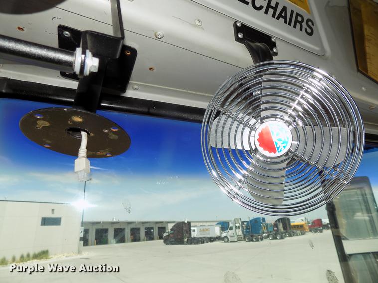 image for item DE7682 1997 International 3800 school bus