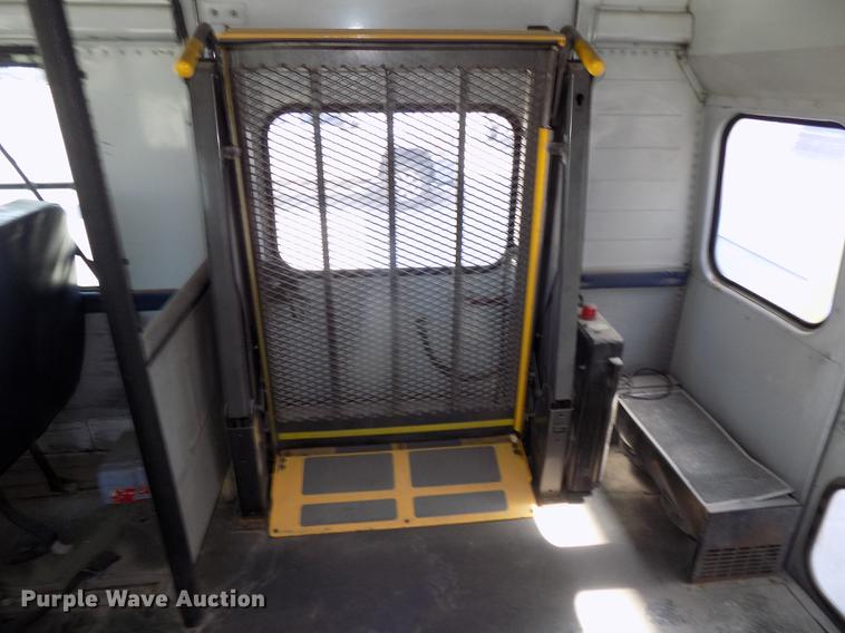 image for item DE7682 1997 International 3800 school bus