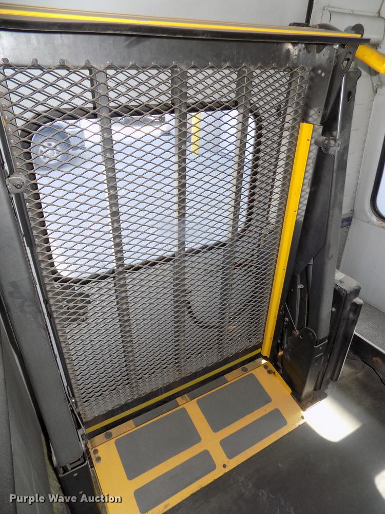 image for item DE7682 1997 International 3800 school bus