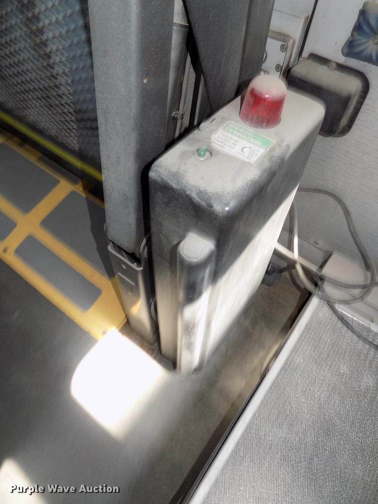 image for item DE7682 1997 International 3800 school bus