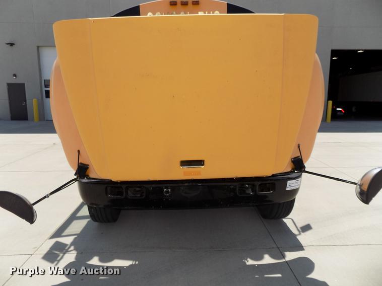 image for item DE7682 1997 International 3800 school bus