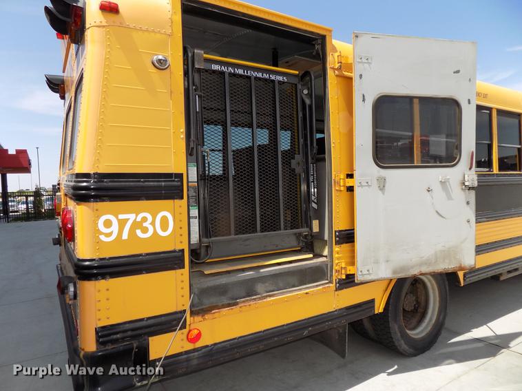 image for item DE7682 1997 International 3800 school bus