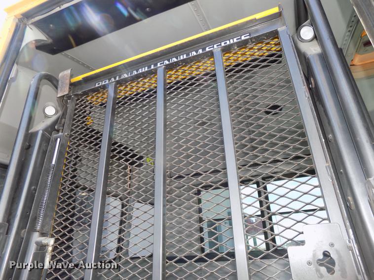 image for item DE7682 1997 International 3800 school bus