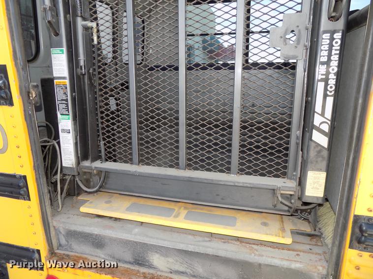 image for item DE7682 1997 International 3800 school bus