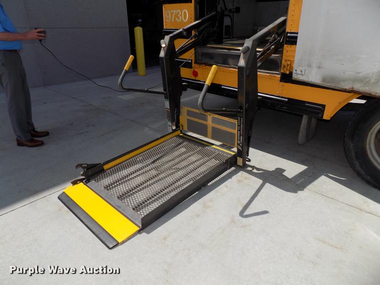 image for item DE7682 1997 International 3800 school bus