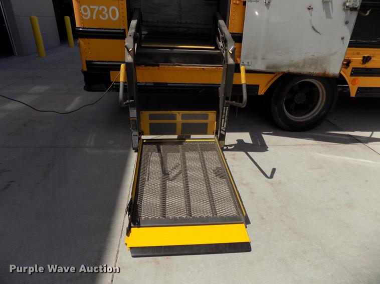 image for item DE7682 1997 International 3800 school bus