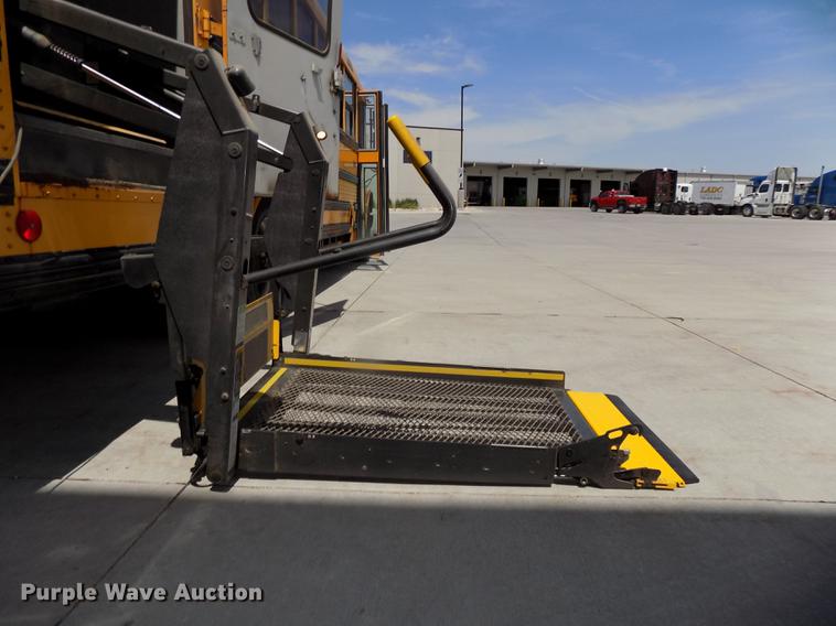 image for item DE7682 1997 International 3800 school bus