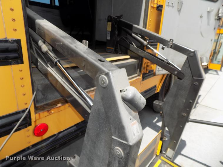 image for item DE7682 1997 International 3800 school bus