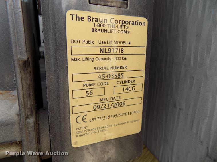 image for item DE7682 1997 International 3800 school bus