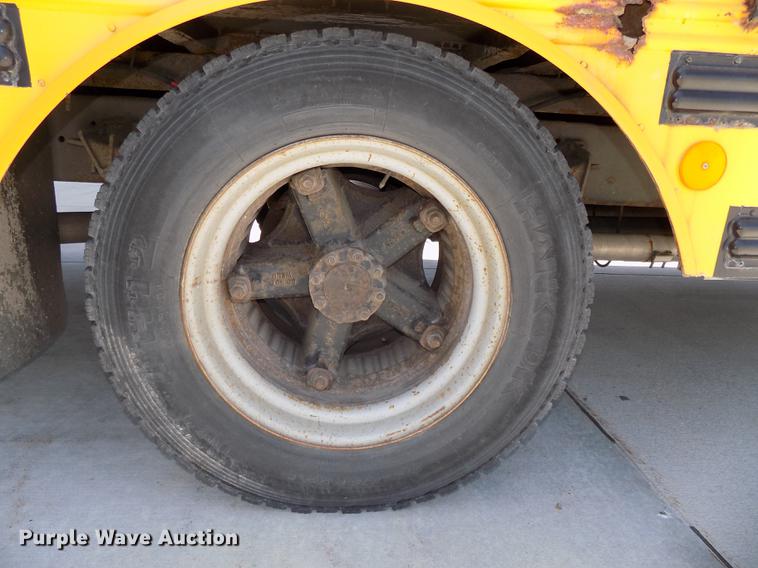 image for item DE7682 1997 International 3800 school bus