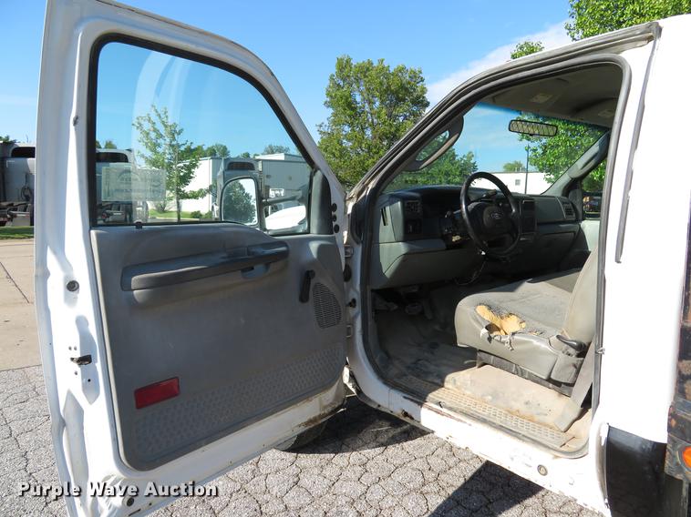 image for item DE8043 2003 Ford F450 Super Duty XL flatbed truck