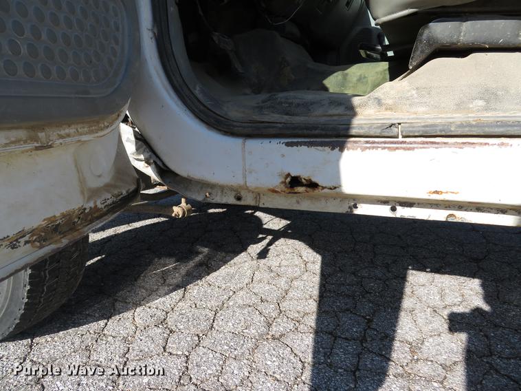 image for item DE8043 2003 Ford F450 Super Duty XL flatbed truck