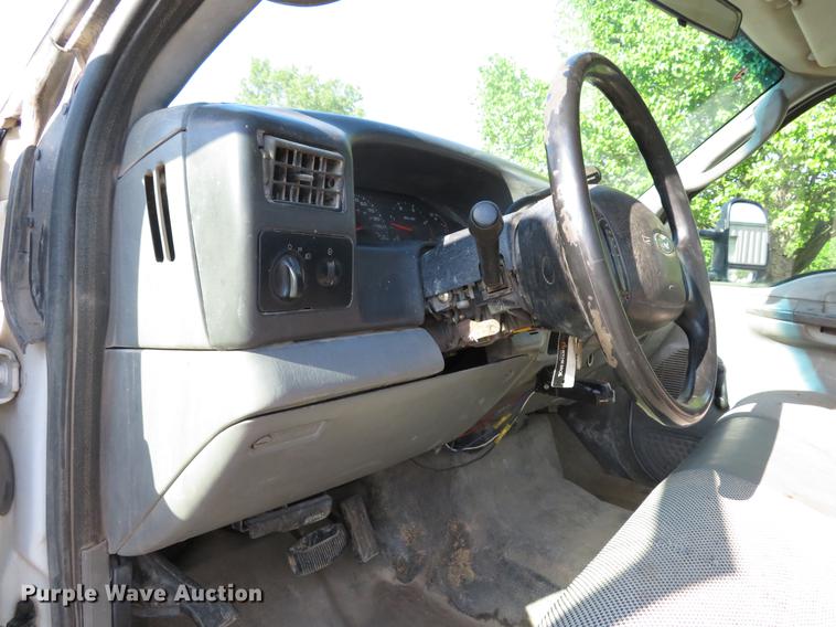 image for item DE8043 2003 Ford F450 Super Duty XL flatbed truck