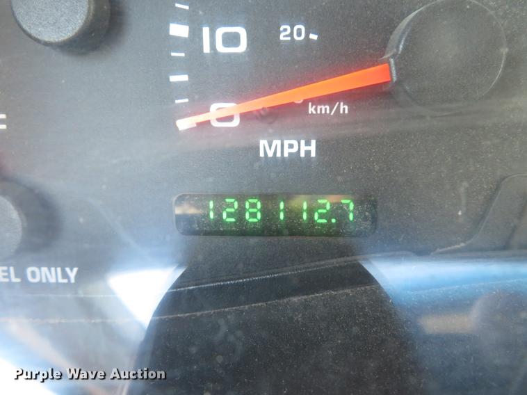 image for item DE8043 2003 Ford F450 Super Duty XL flatbed truck