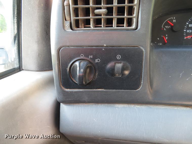 image for item DE8043 2003 Ford F450 Super Duty XL flatbed truck