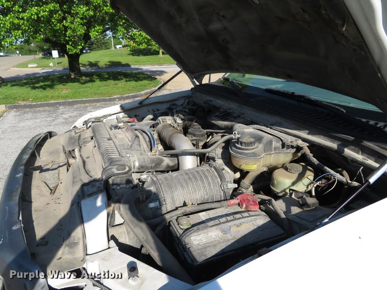 image for item DE8043 2003 Ford F450 Super Duty XL flatbed truck