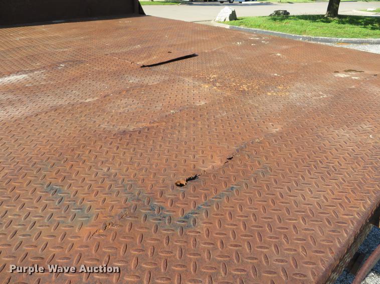 image for item DE8043 2003 Ford F450 Super Duty XL flatbed truck