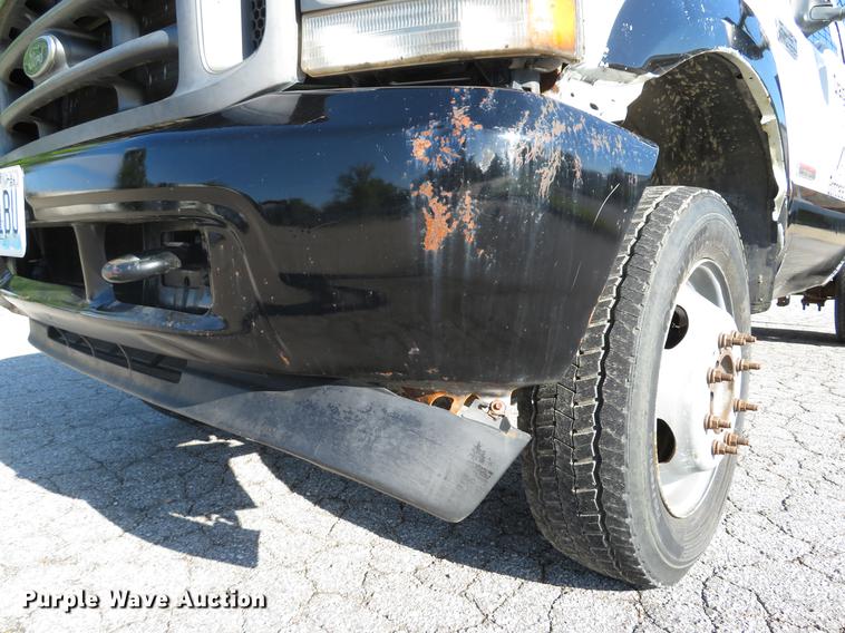 image for item DE8043 2003 Ford F450 Super Duty XL flatbed truck