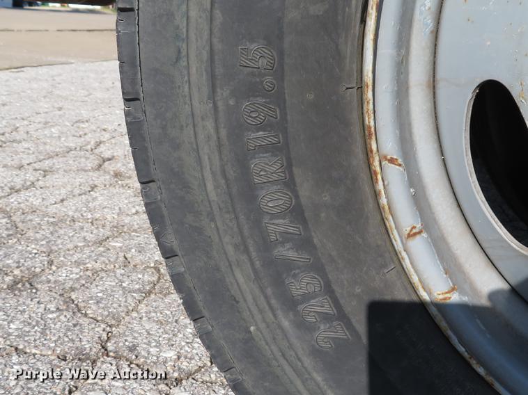 image for item DE8043 2003 Ford F450 Super Duty XL flatbed truck