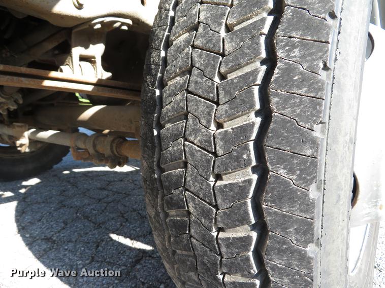 image for item DE8043 2003 Ford F450 Super Duty XL flatbed truck