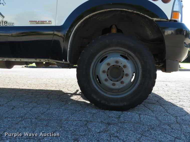 image for item DE8043 2003 Ford F450 Super Duty XL flatbed truck