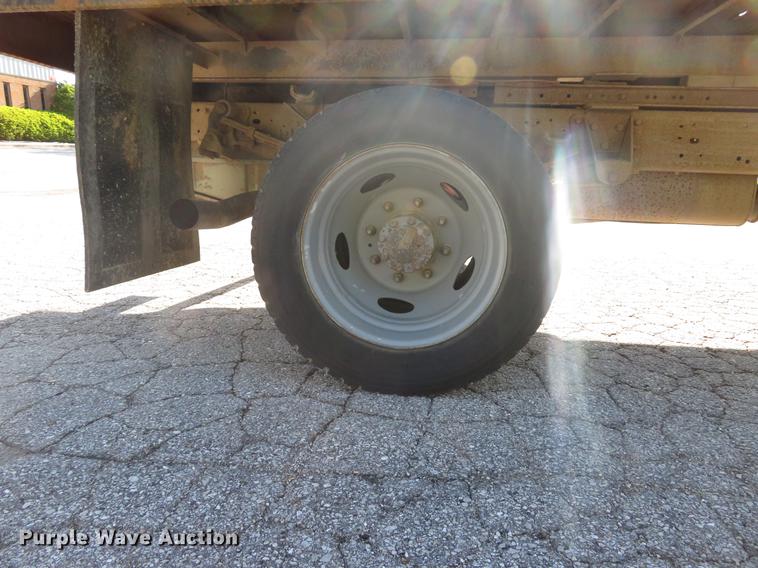 image for item DE8043 2003 Ford F450 Super Duty XL flatbed truck