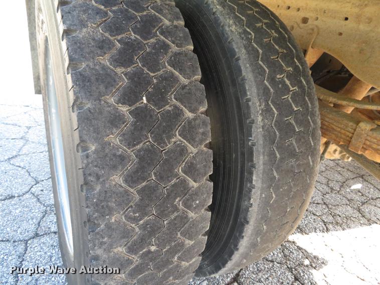 image for item DE8043 2003 Ford F450 Super Duty XL flatbed truck